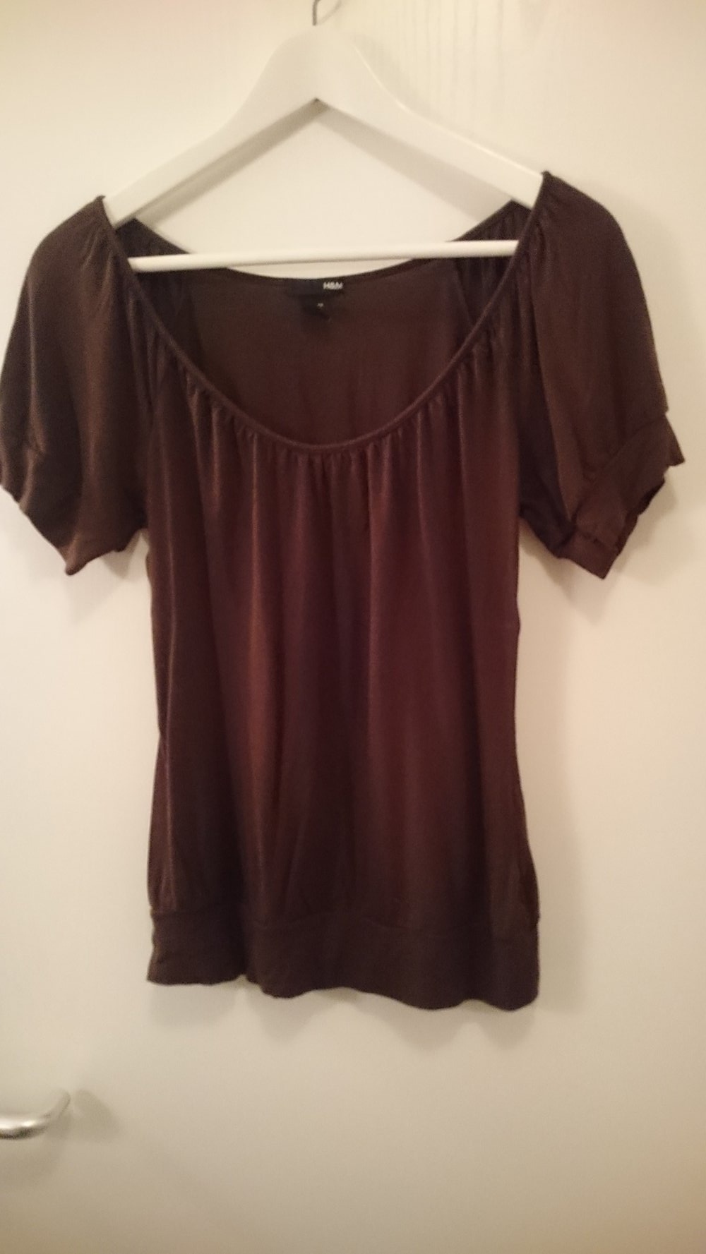 Dunkelbraunes, weites T-Shirt