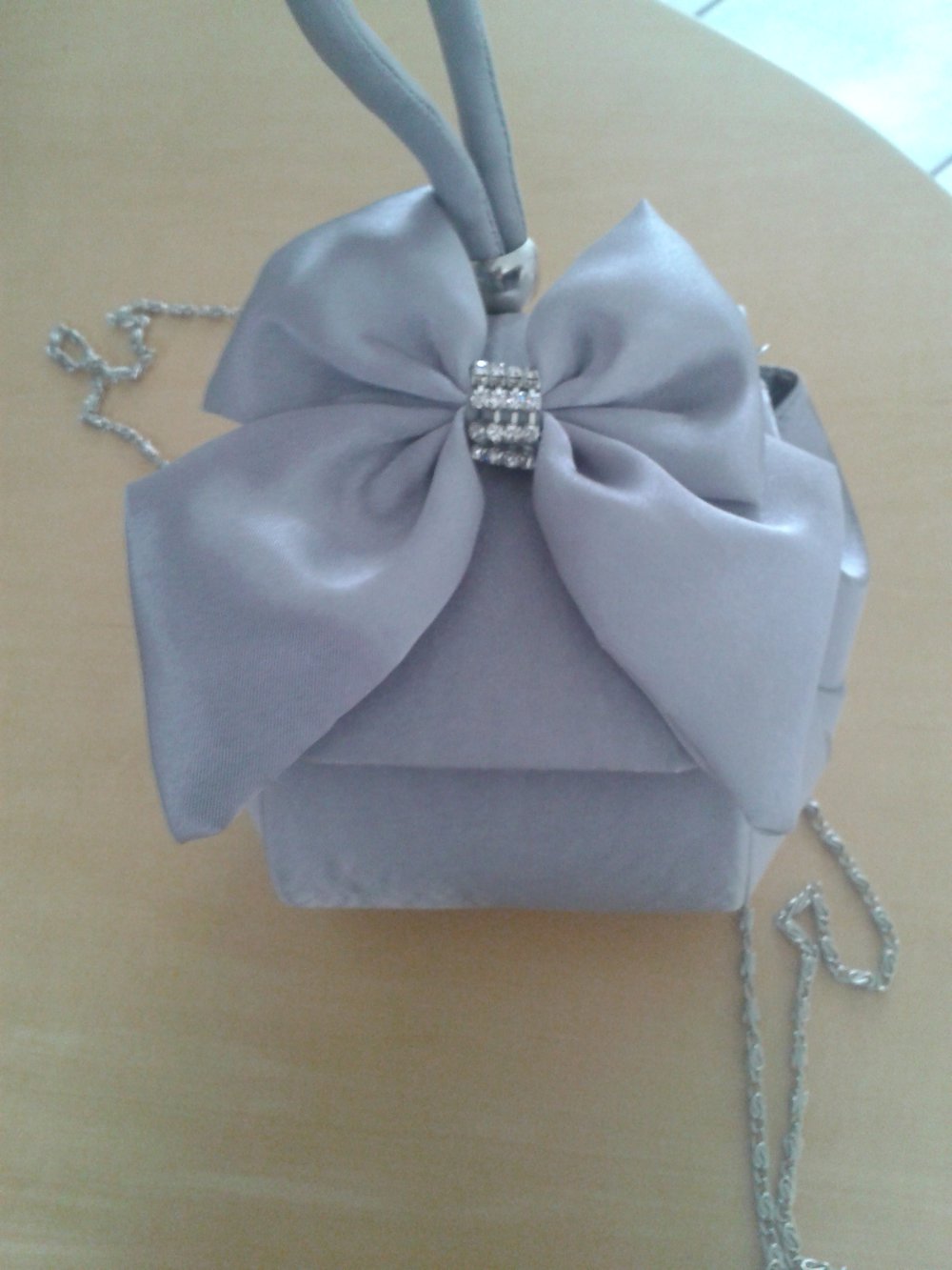 silberne elegante Handtasche, Handbeutel mit Schleife, Strasssteine