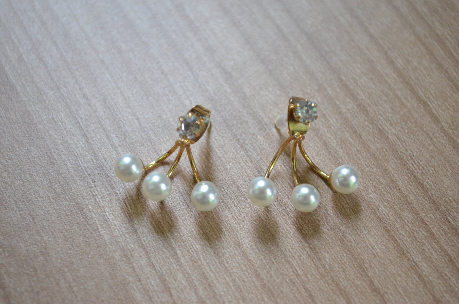 weiß goldene Ohrringe