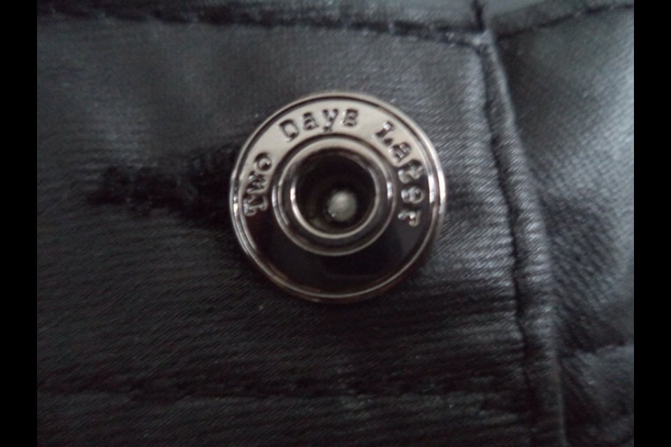 Schwarzer Rock in Lederoptik 