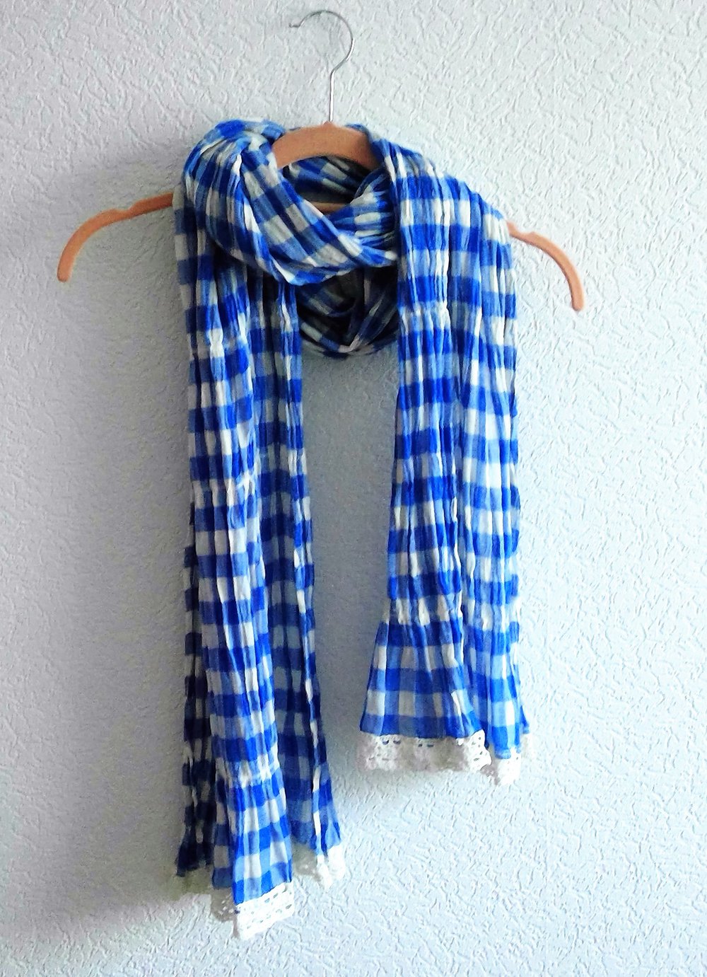 Schöner Schal im Oktoberfeststil