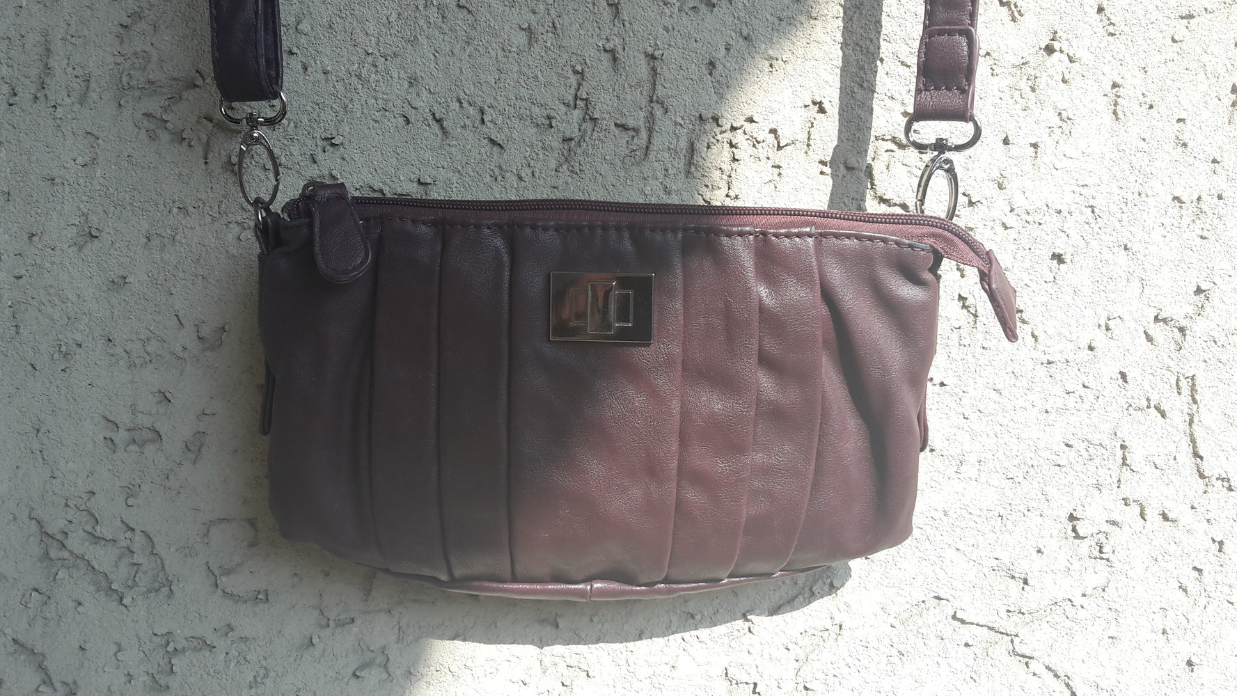 Weinrote kleine Handtasche