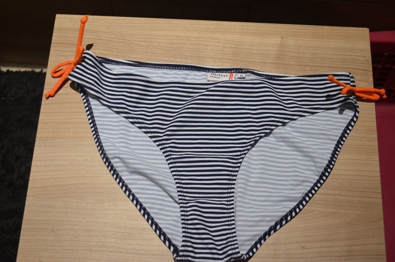 Blau weiß gesteifte Bikinihose
