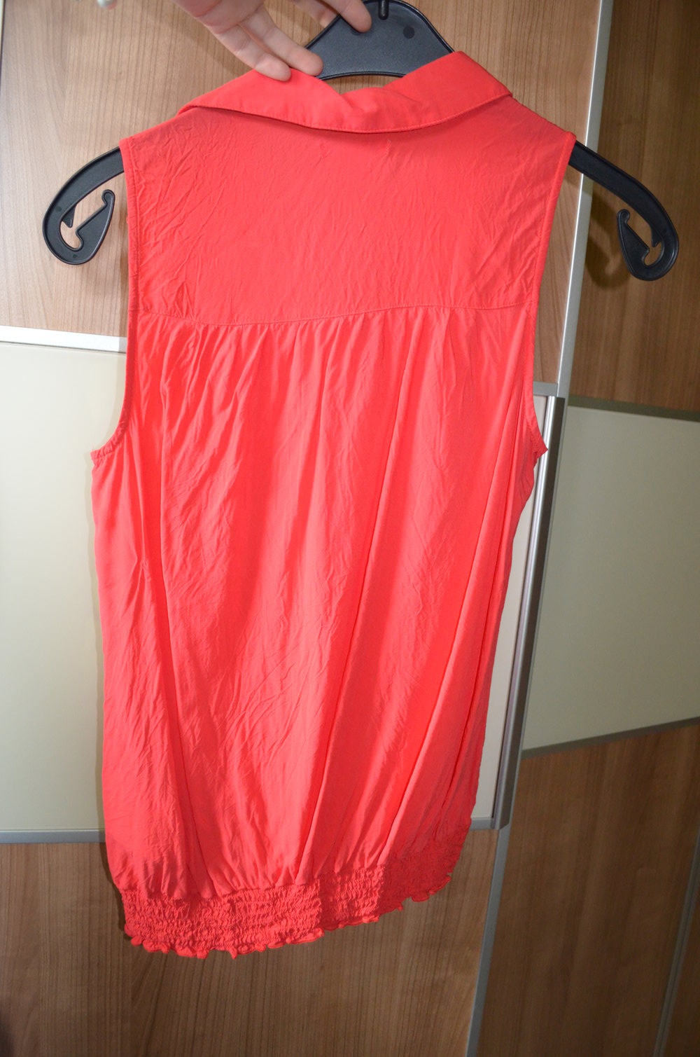 Rote kurzärmlige Bluse