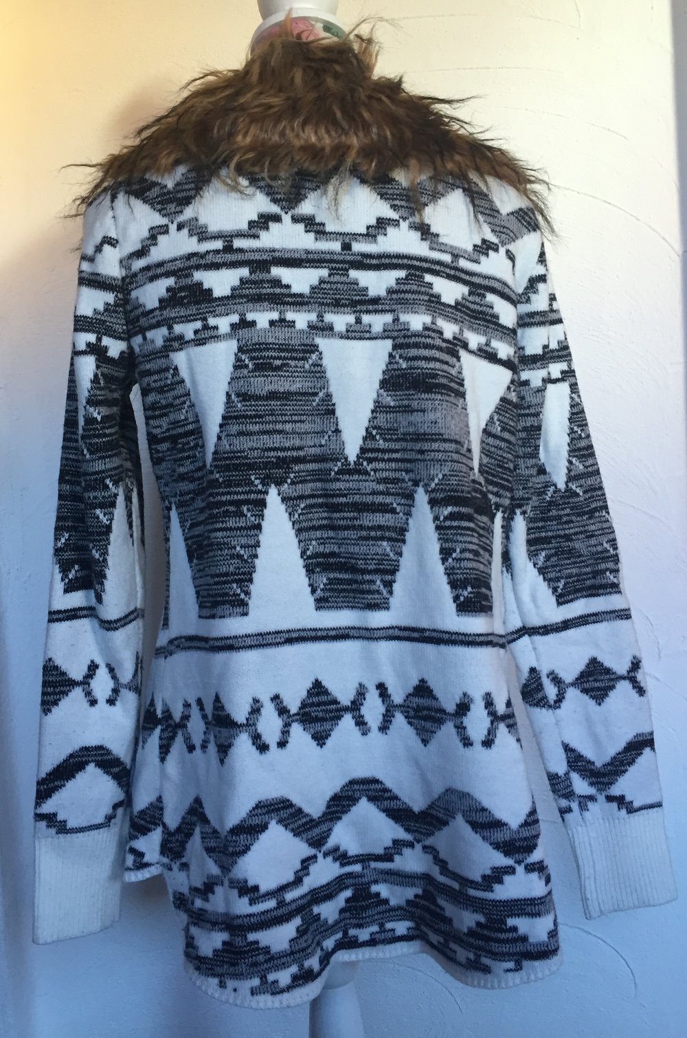 Strickjacke mit Kunstfellkragen