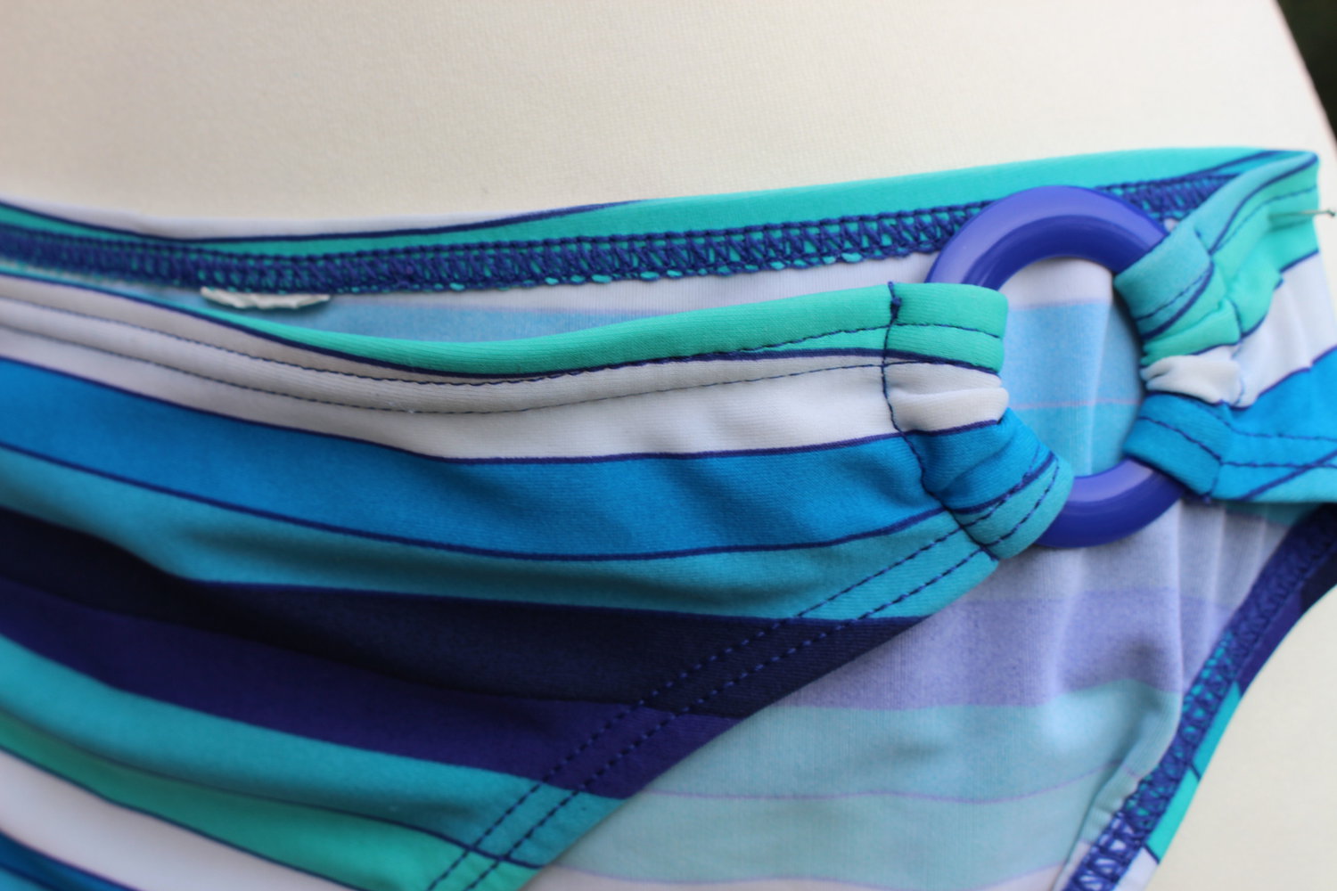 bunt gestreifter Bikini