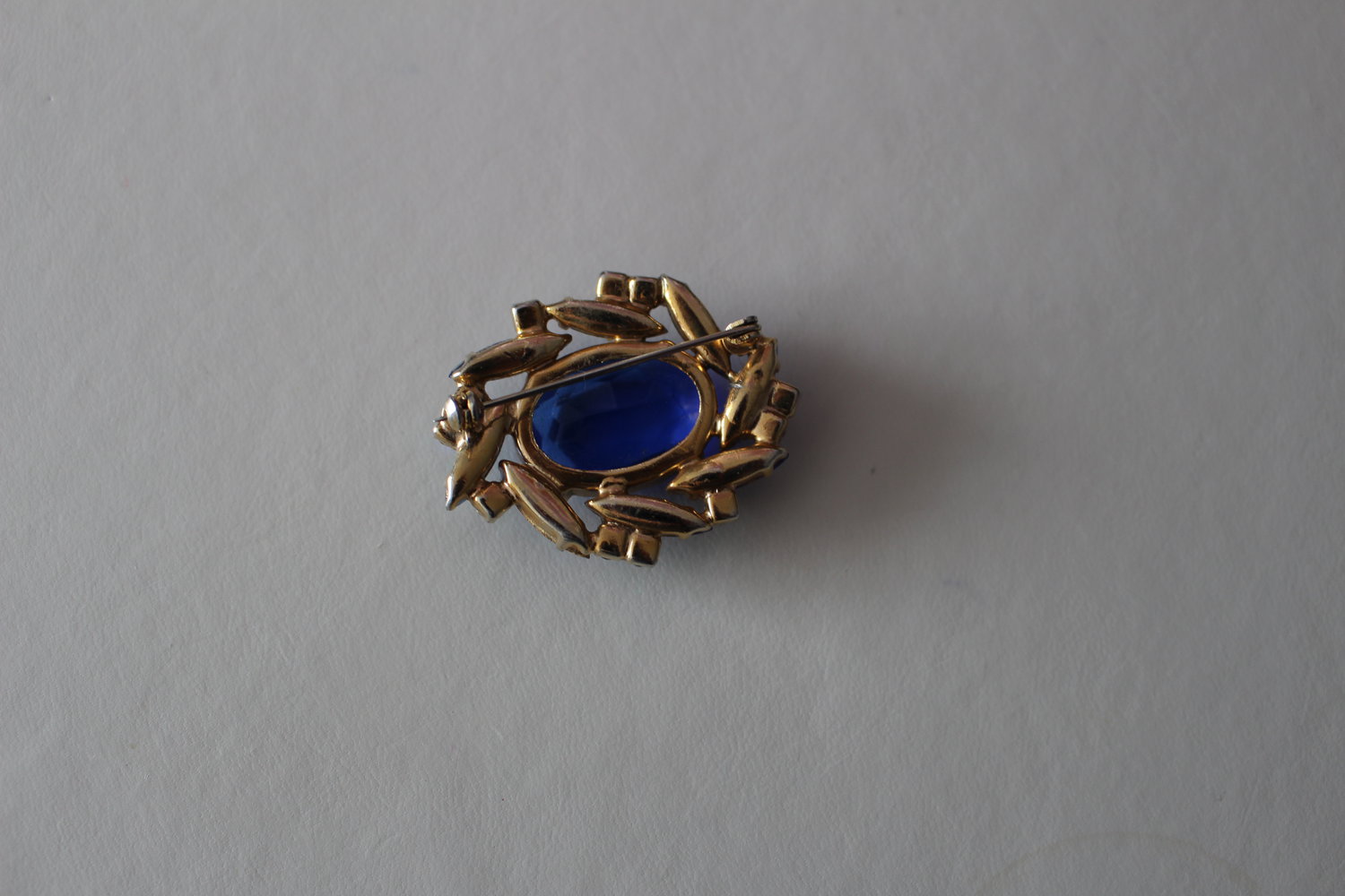 300. Vintage Brosche mit Saphiren, 3,5 x 4,5 Durchmesser
