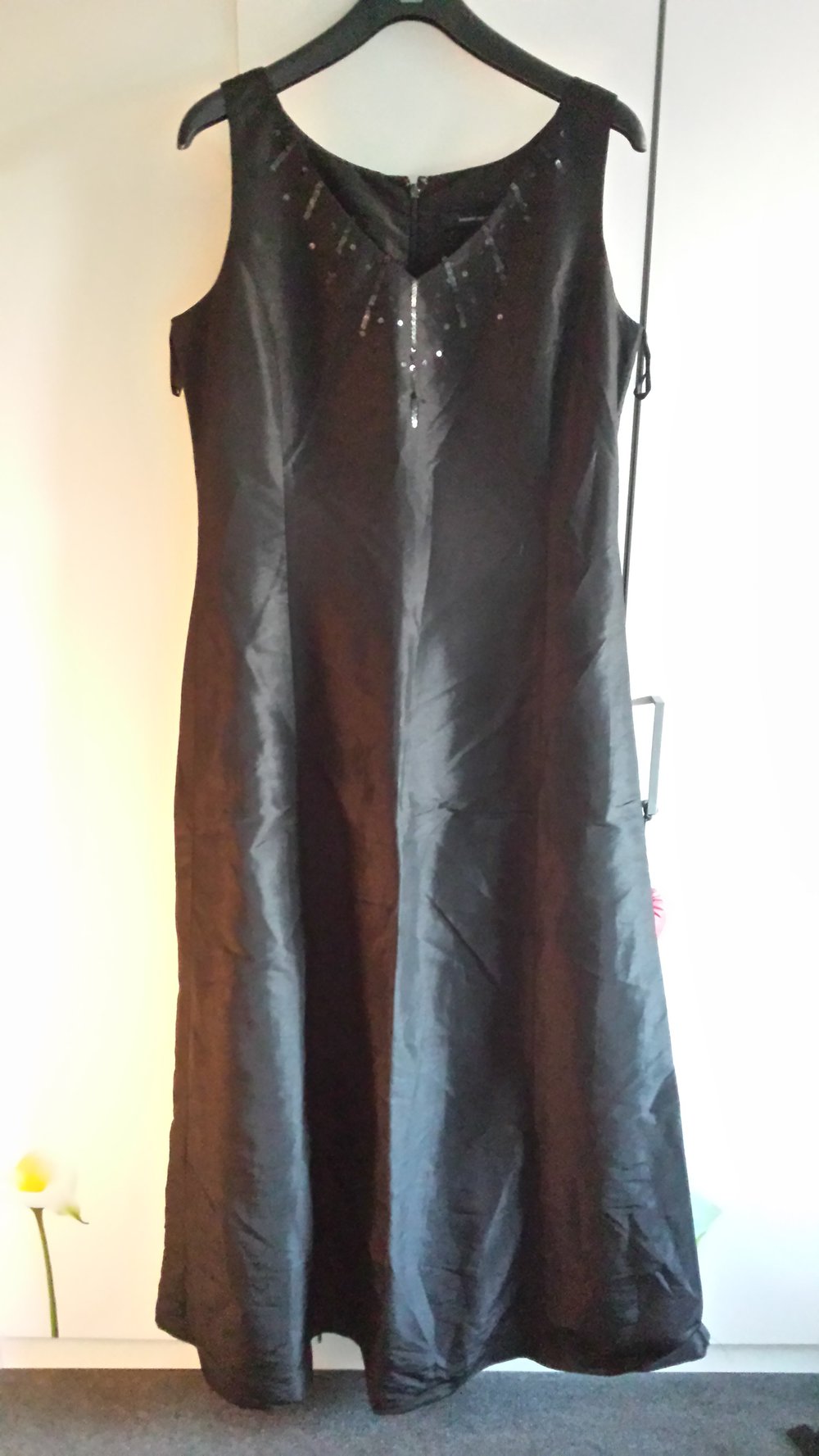 Abendkleid mit Pallietten schwarz neuwertig