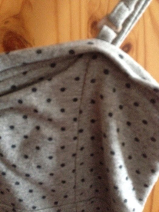 Enges graues Punkte Kleid