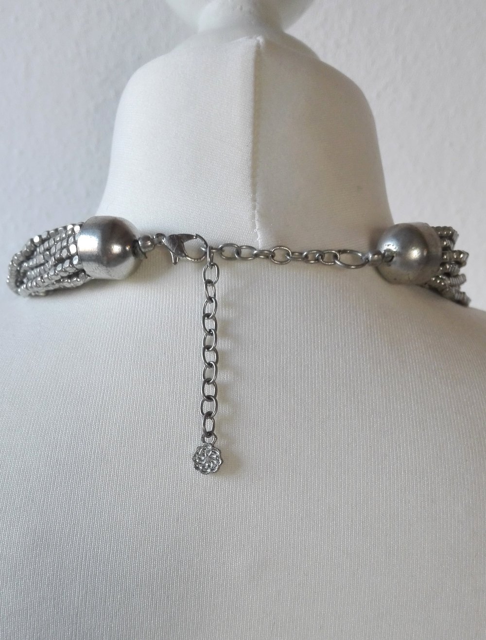 Silber grau farbene Statementkette