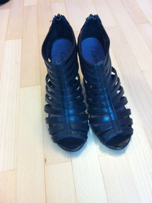 schwarze offene hohe Schuhe