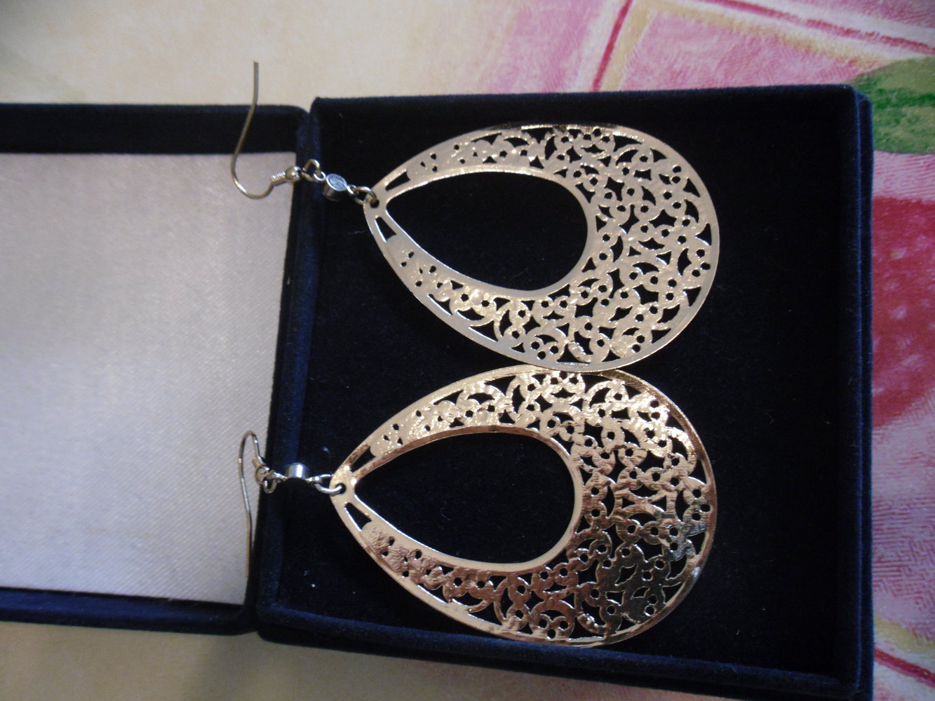 Große goldene Ohrhänger mit Ornamenten