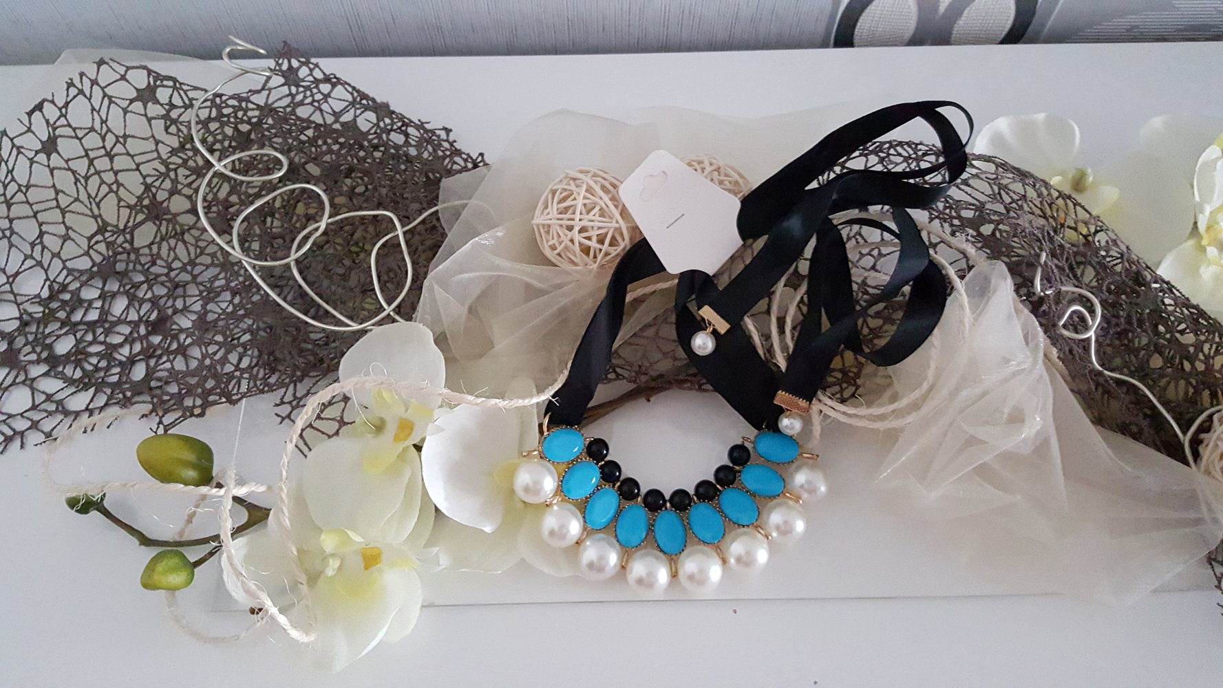 Schöne blau schwarz weiße Perlen Steine Statement Kette