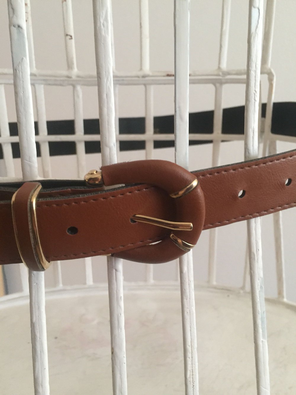 Brauner Gürtel mit goldfarbenen Elementen
