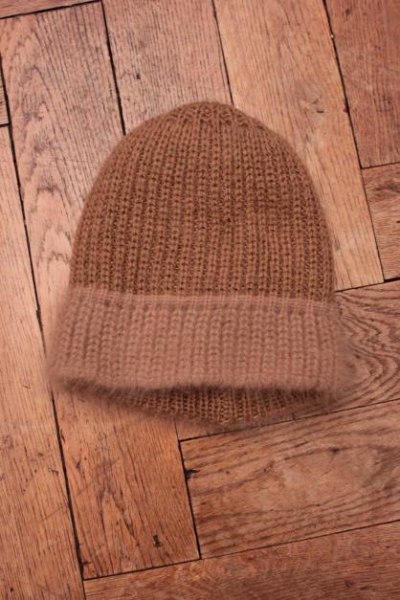 braune flauschige Mütze
