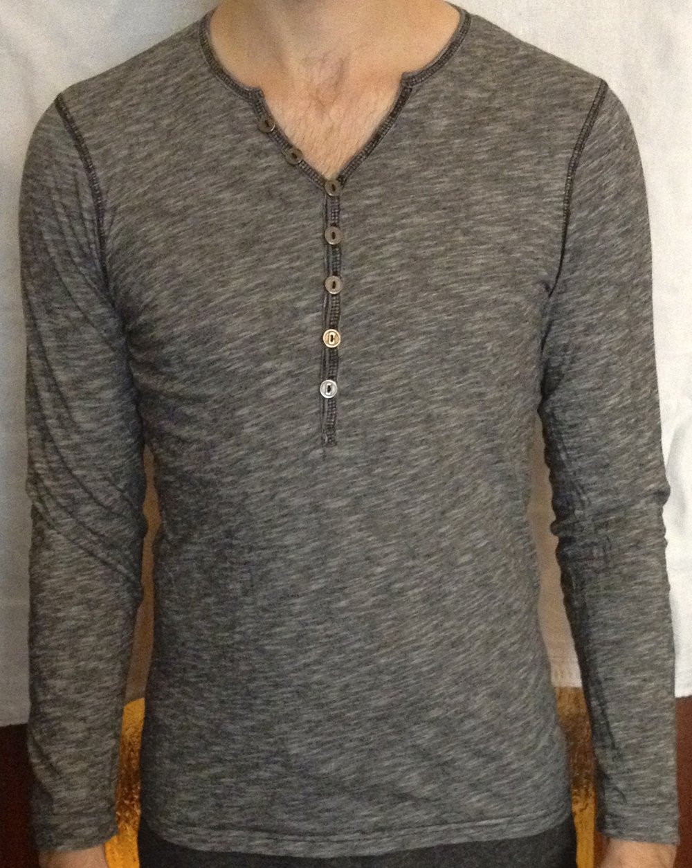 Langärmliges Oberteil mit Knöpfen