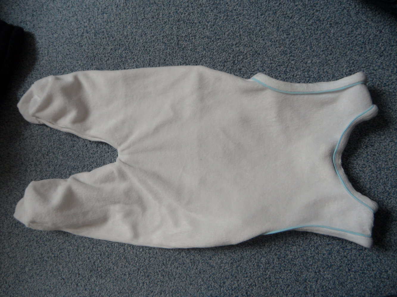 süßer Nicki-Strampler mit Applikation Raupe