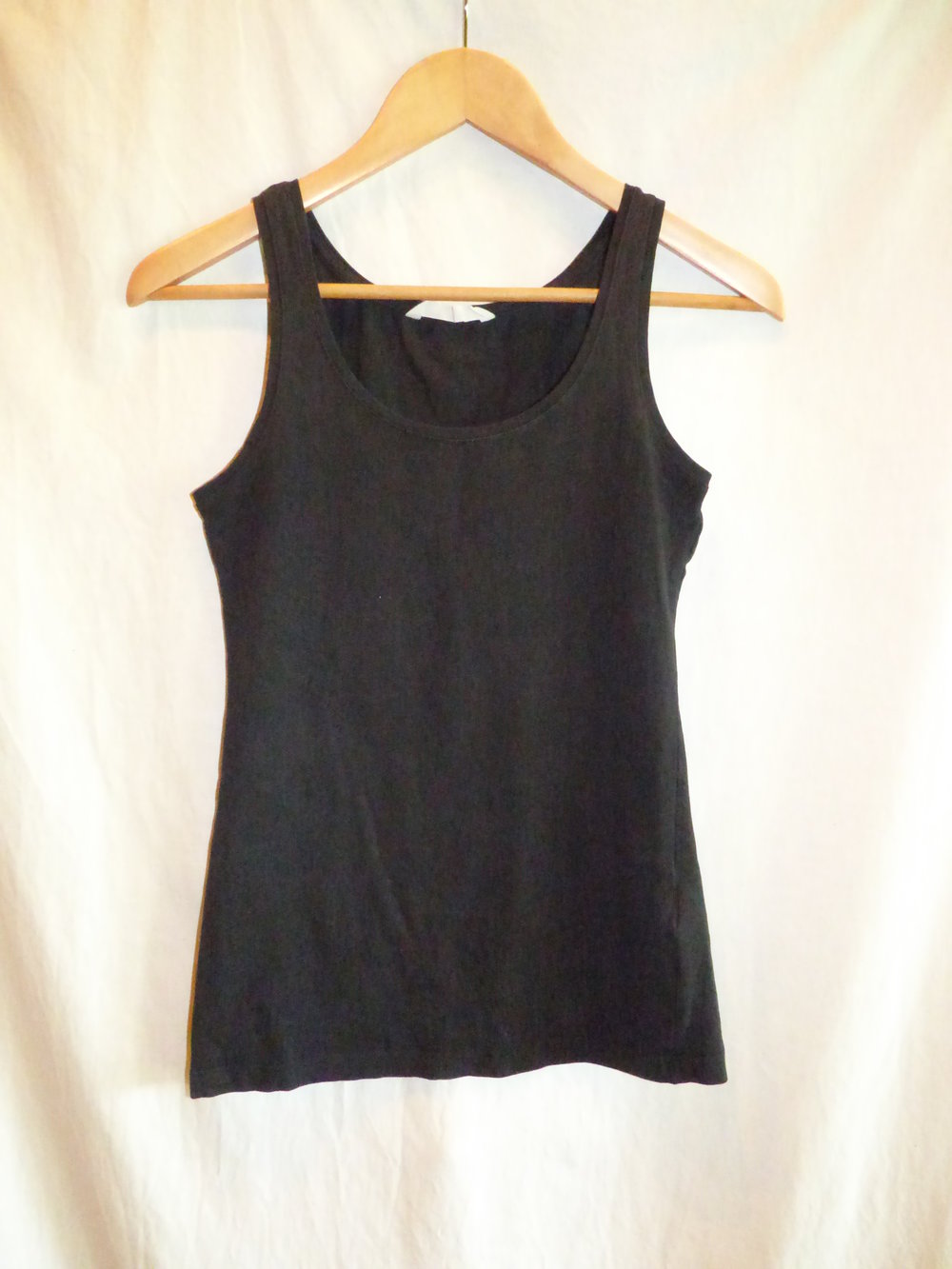 Schönes schwarzes Basic-Top