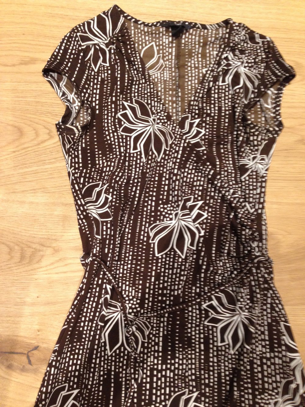 Knielanges, figurbetontes Kleid, Wickeloptik