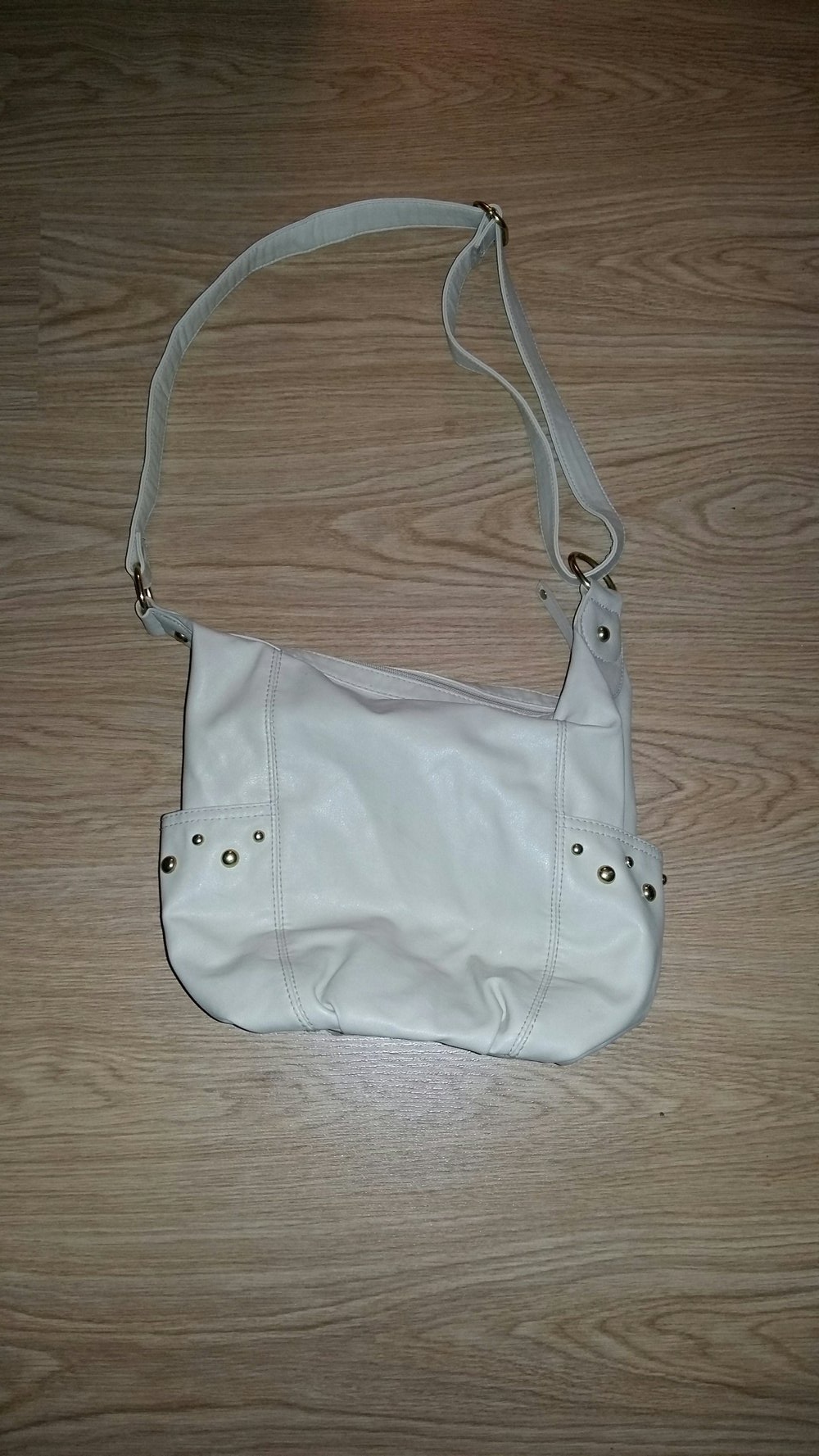 Beige Beuteltasche mit goldenen Nieten