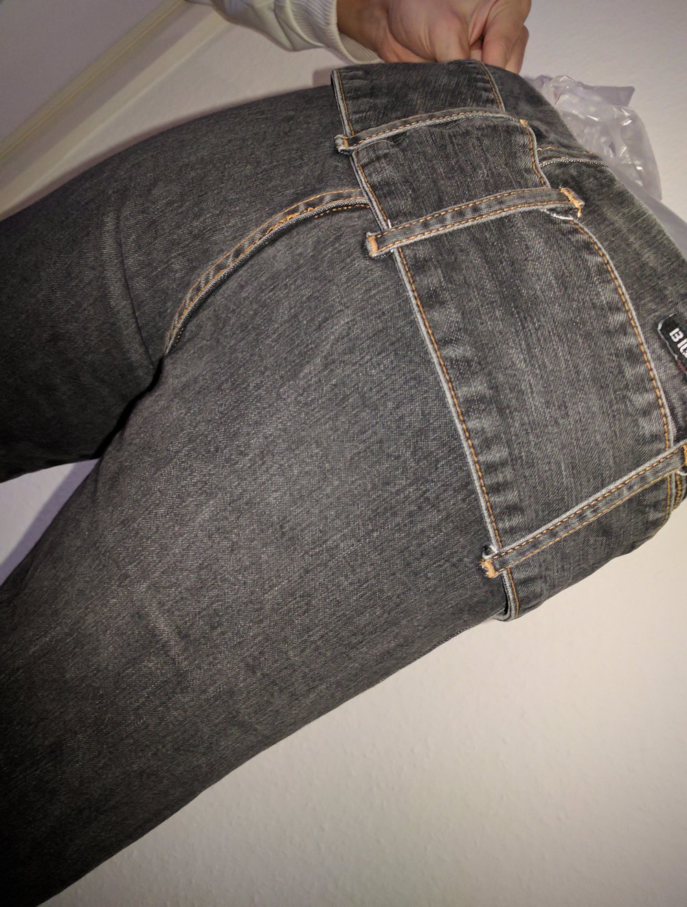 Hüft-Jeans mit breitem Gürtel