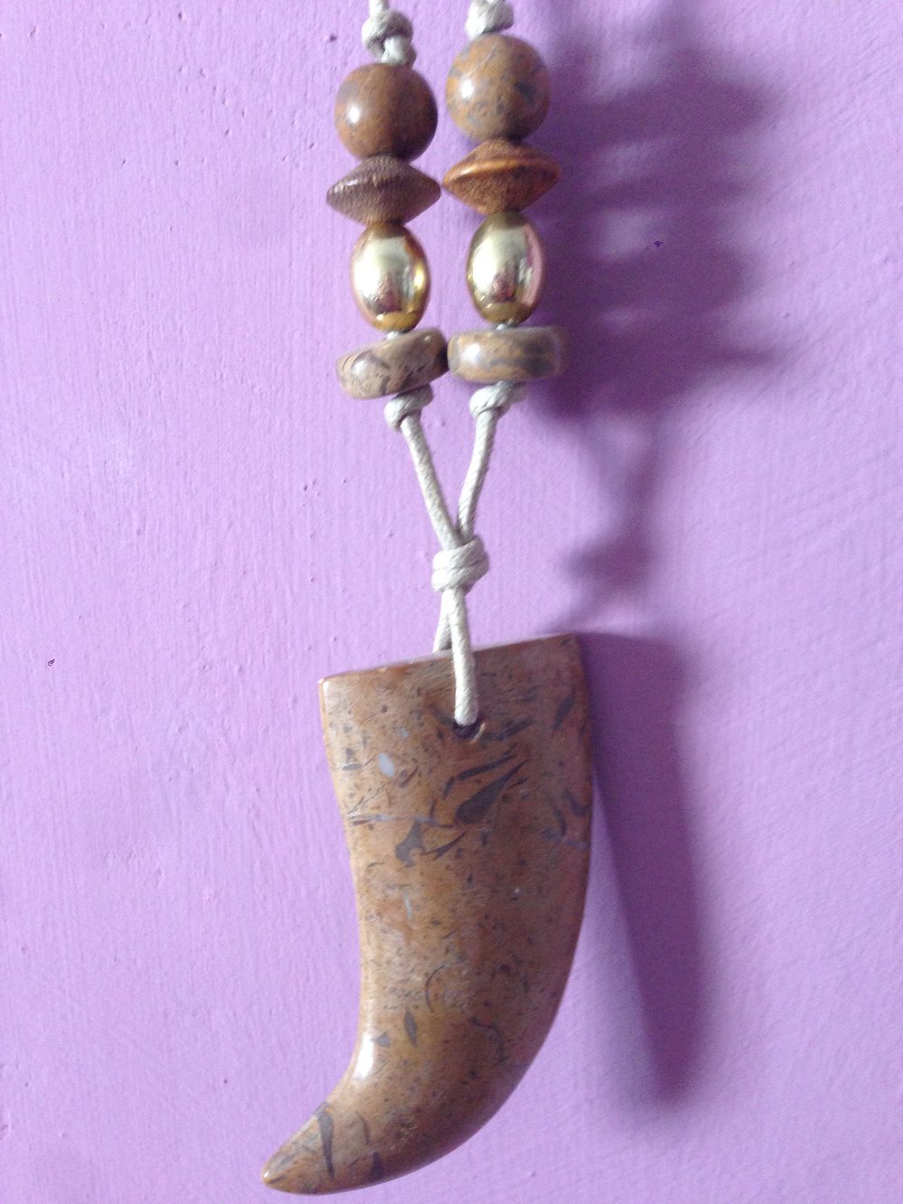 Ethnolook-Kette mit schönem Steinanhänger! Säbelzahn Design Afrika Hippie BoHo