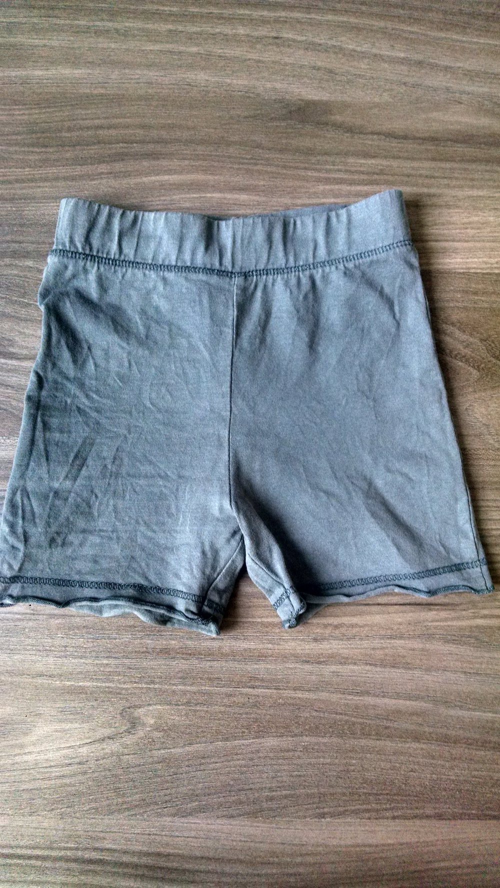 Graue Babyshorts Gr. 68