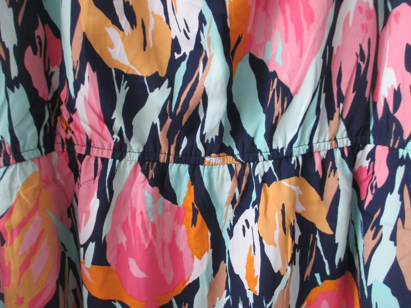 Vero Moda, auffälliges Kleid mit floralem Muster, rosa-blau-türkis, Gr. 38, Neu mit Etikett