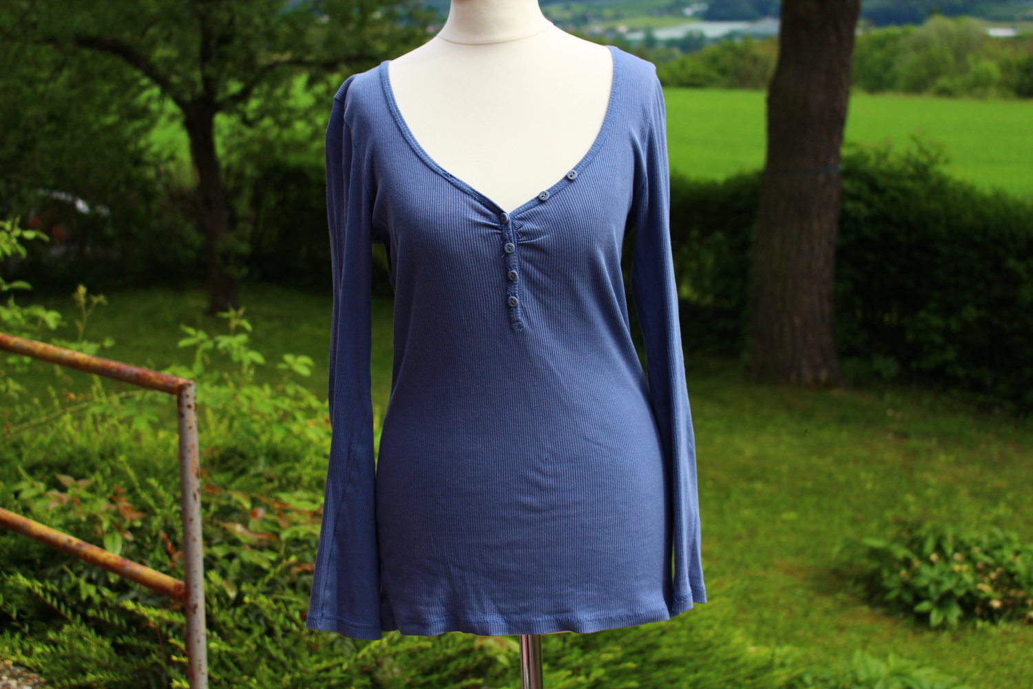 hellblaues Langarmshirt mit Knöpfen