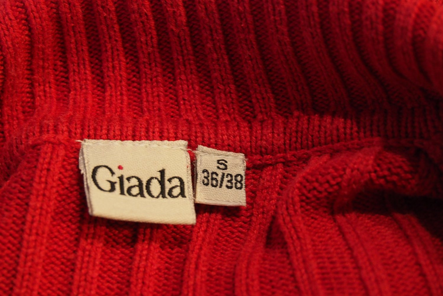 Roter Pullover mit Strickmuster und Kragen Gr. 36/38