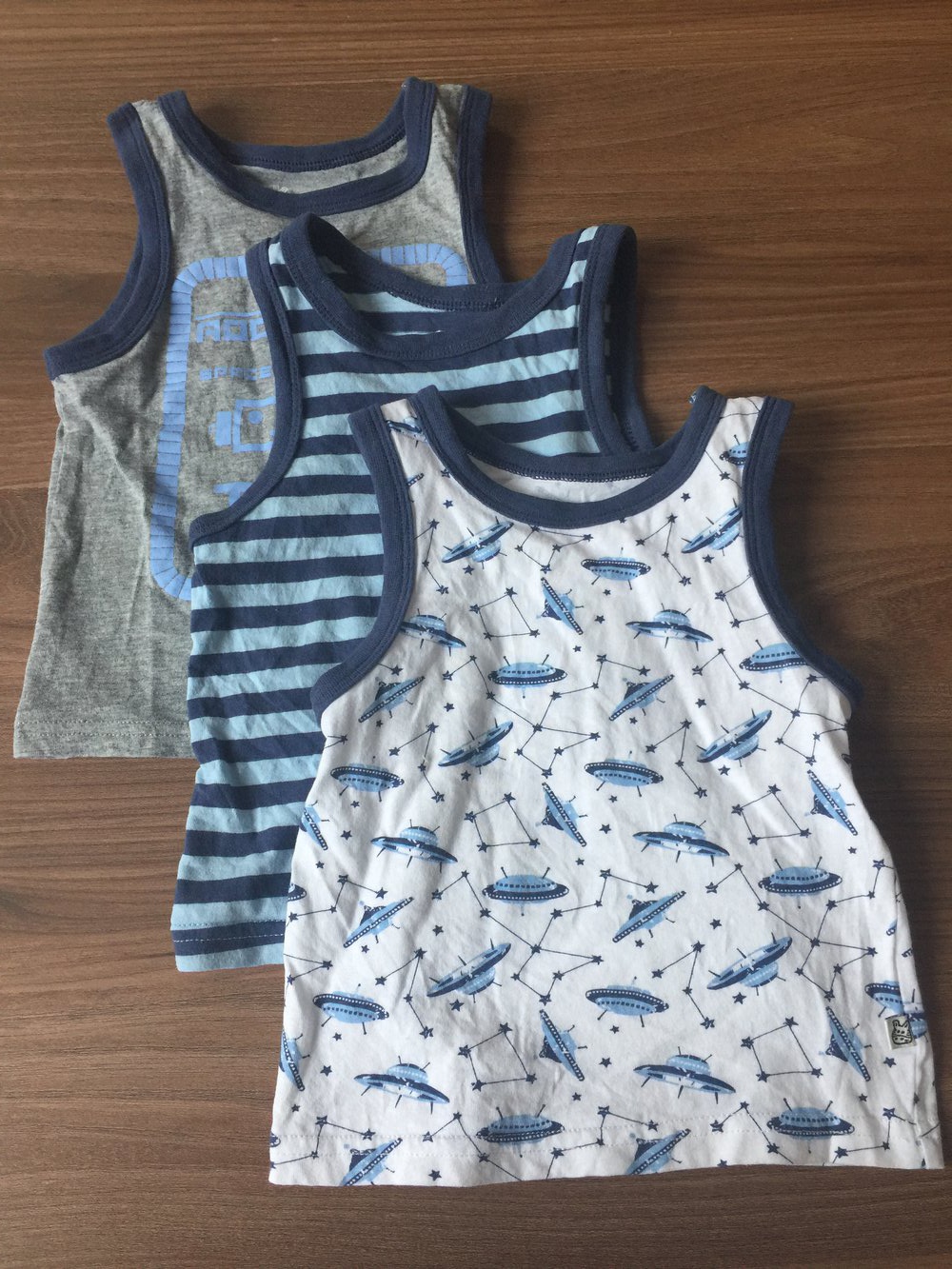 3 Unterhemden für Jungs Gr. 92