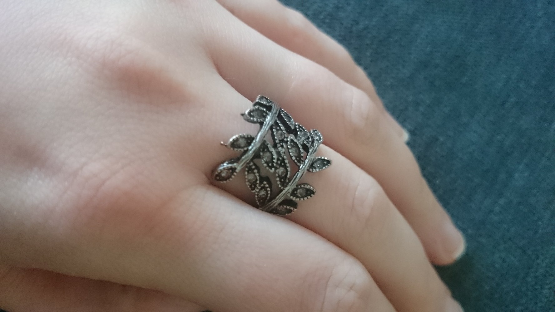 Schöner Ring in Blätterform anthrazit