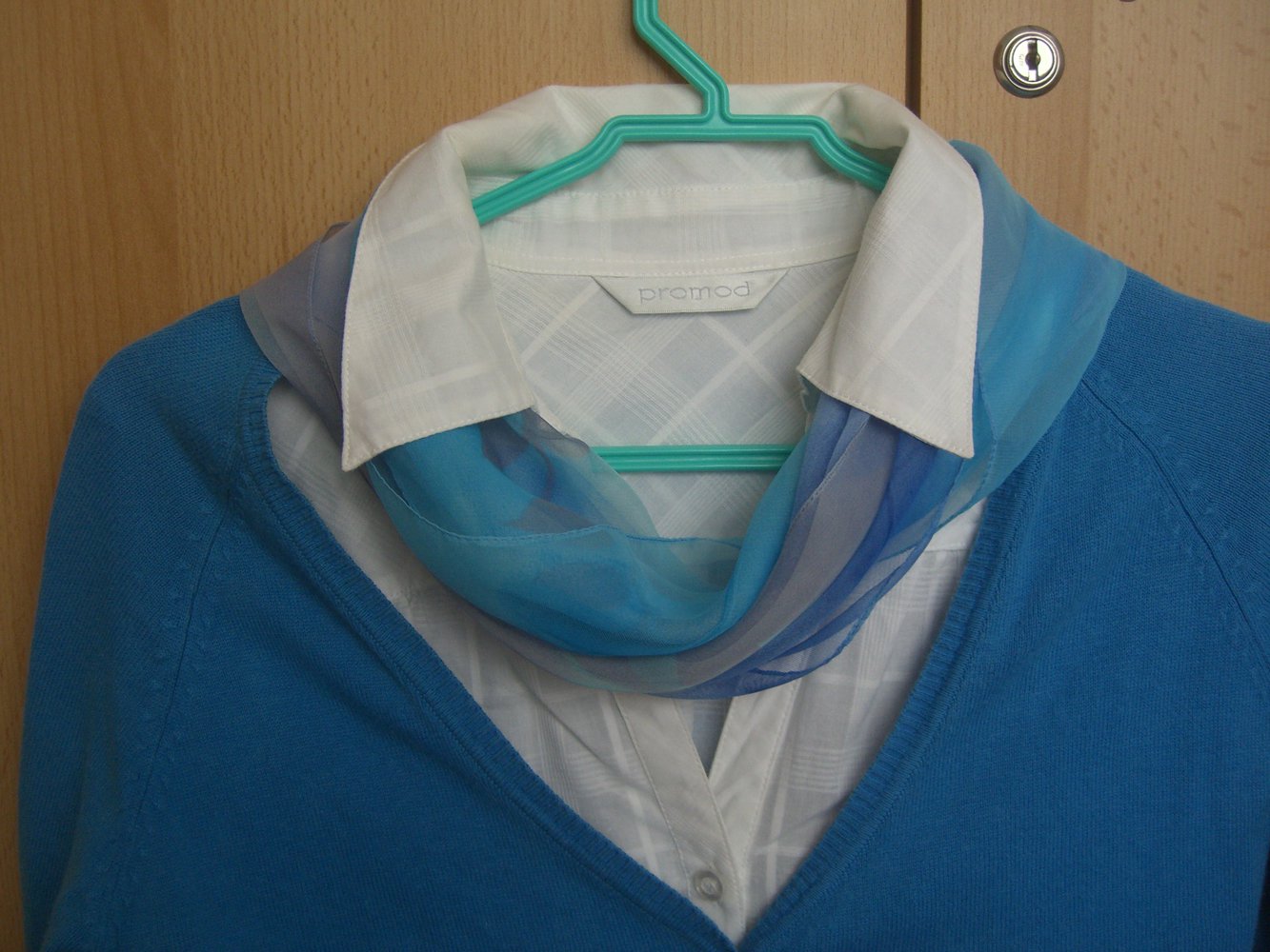 Dünnes Halstuch in verschiedenen Blautönen