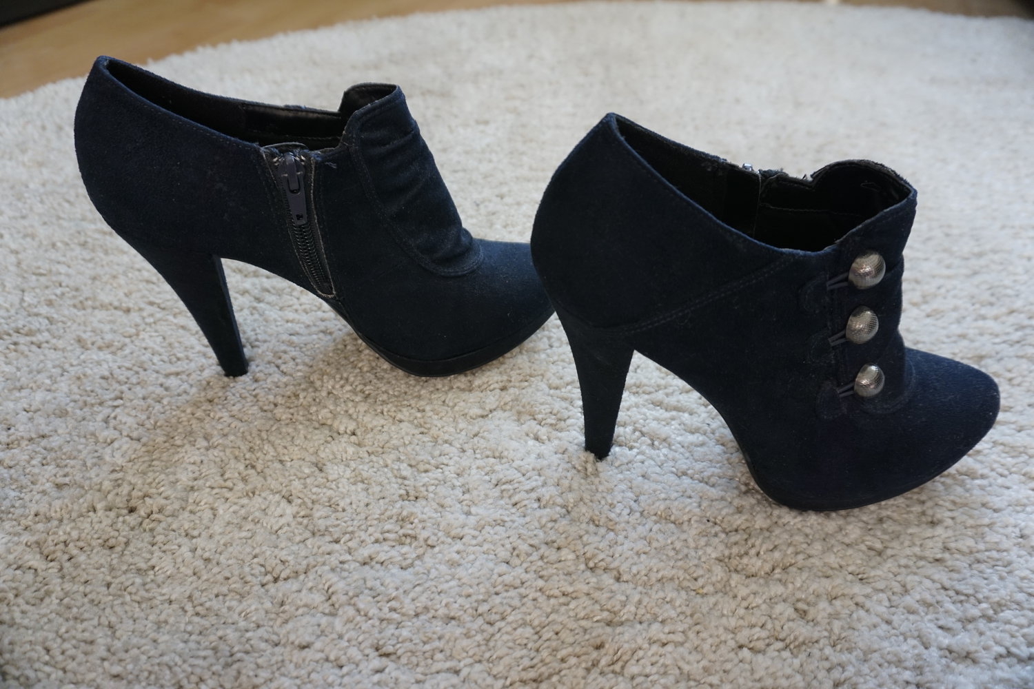 Plateau Stiefelette Velourleder blau silberne Knöpfe