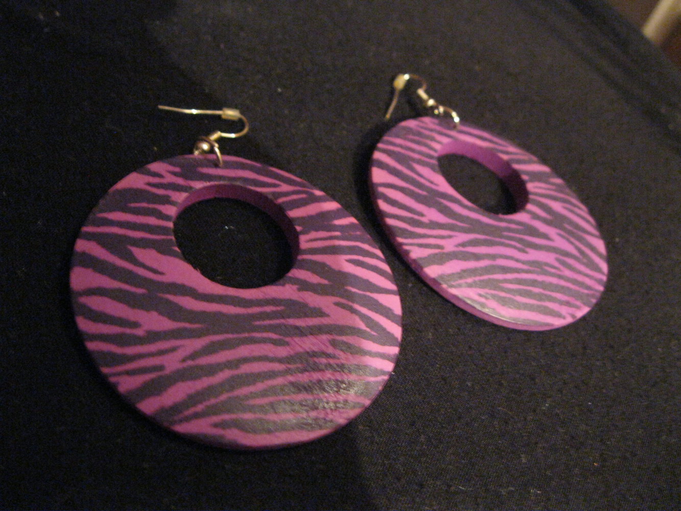 Holz Ohrringe mit Tigermuster schwarz lila 