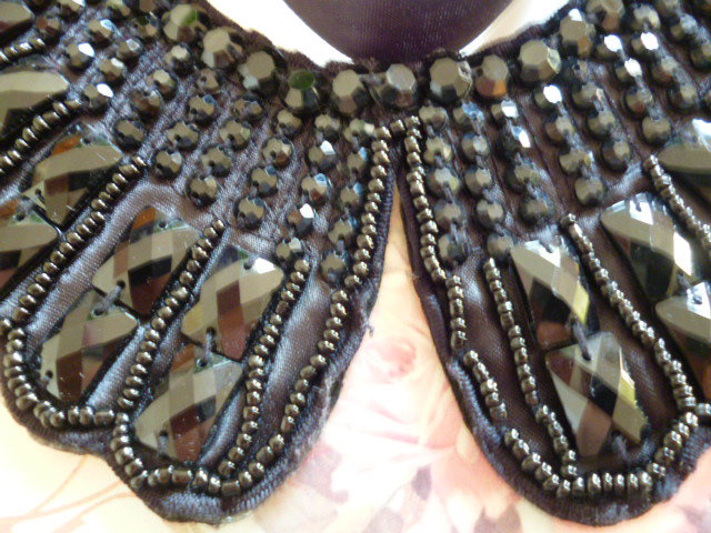 Kragen schwarz Steine edel Statement