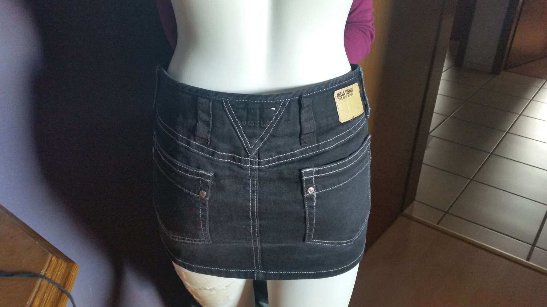 kurzer schwarzer Jeansrock mit grauen Nähten