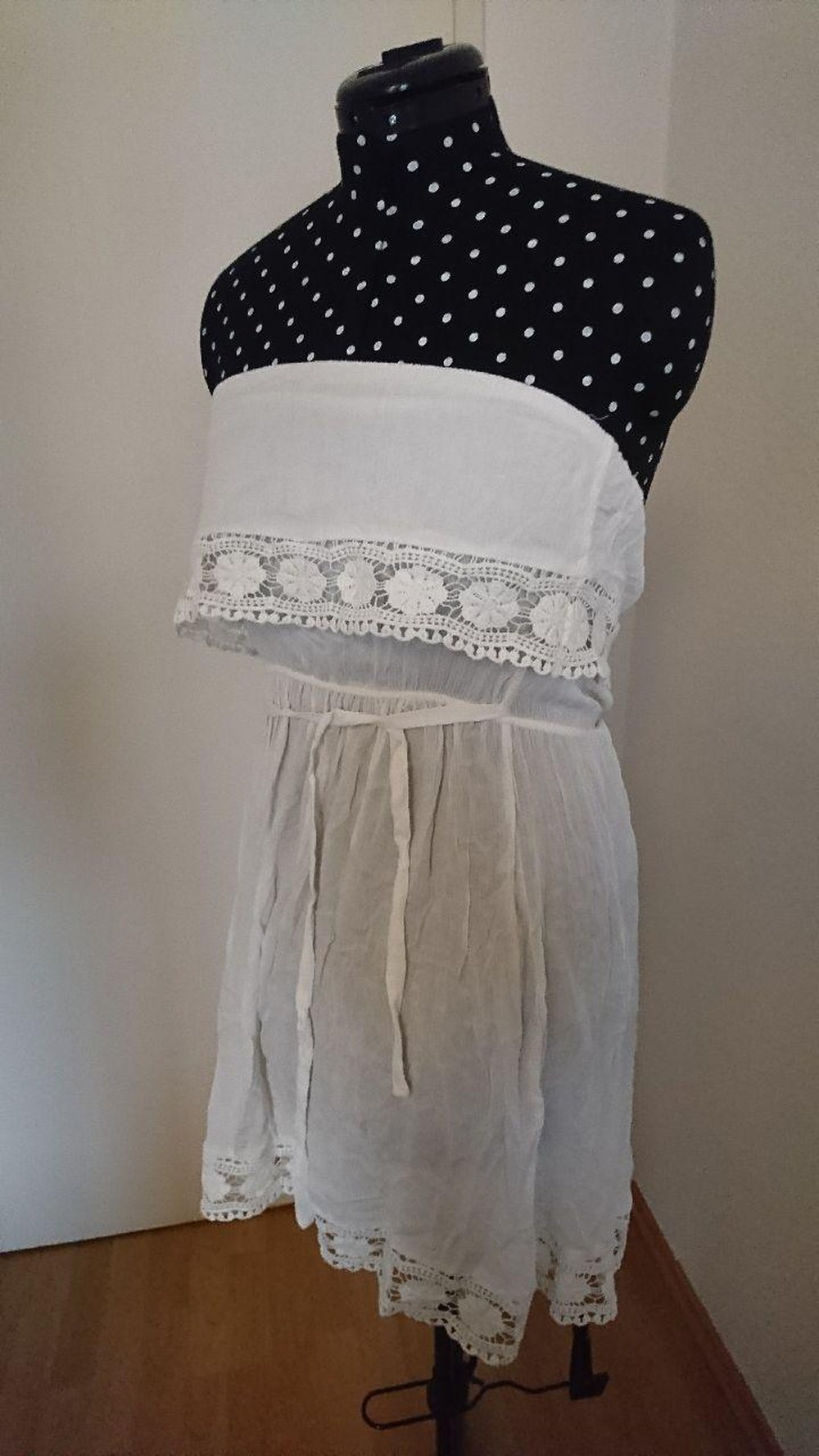 Weißes Sommerkleidchen ohne Träger