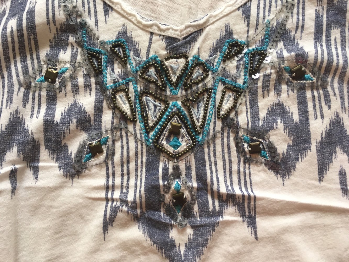 Tanktop Shirt Top weiß blau aztek xs 34 H&M perlen L.O.G.G

Mit Perlen und Pailletten verziert
Sehr schön zur Blue Jeans 