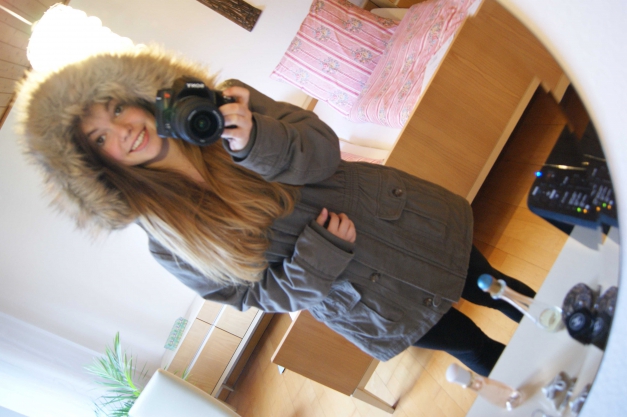 Khaki Parker mit Fellkaputze von Pimkie 