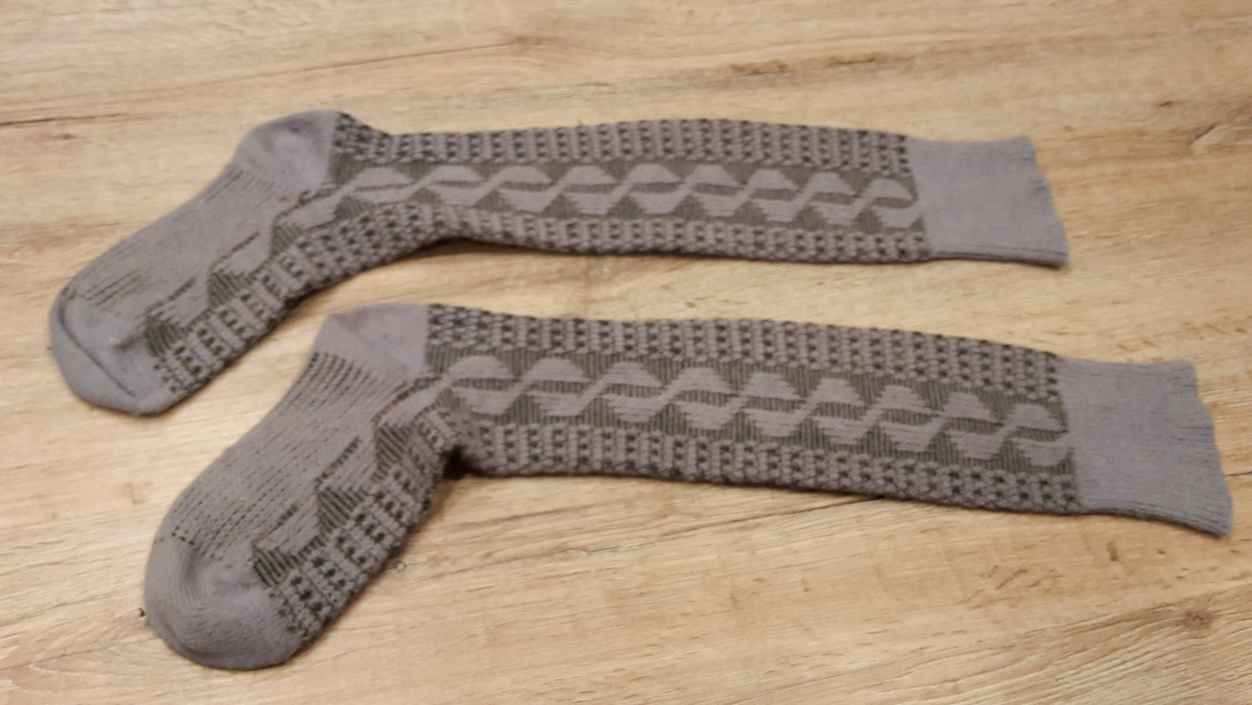 graue gestrickte Kniestrümpfe overnee  Fasching