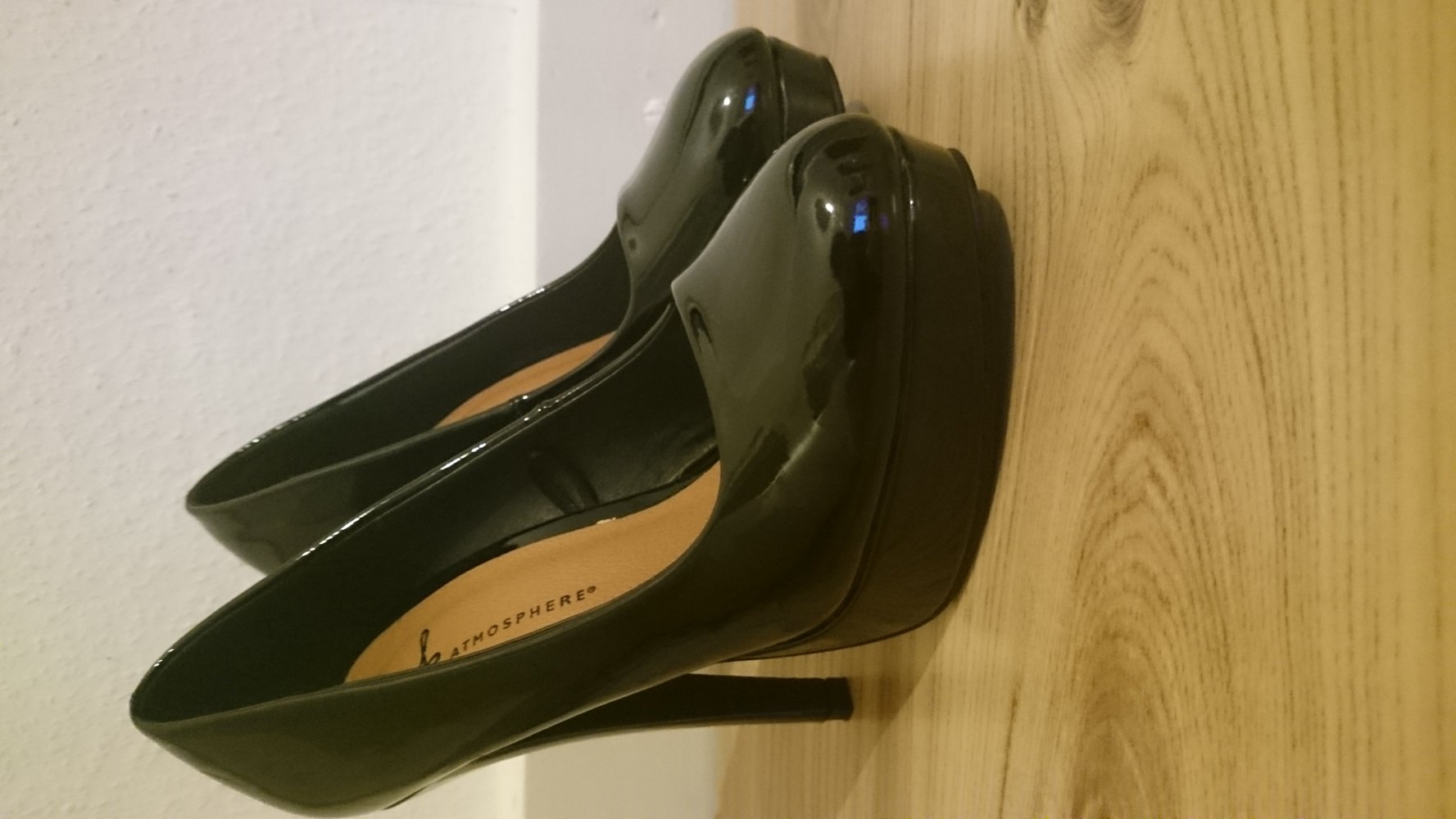 Schwarze Lack Pumps Plateau