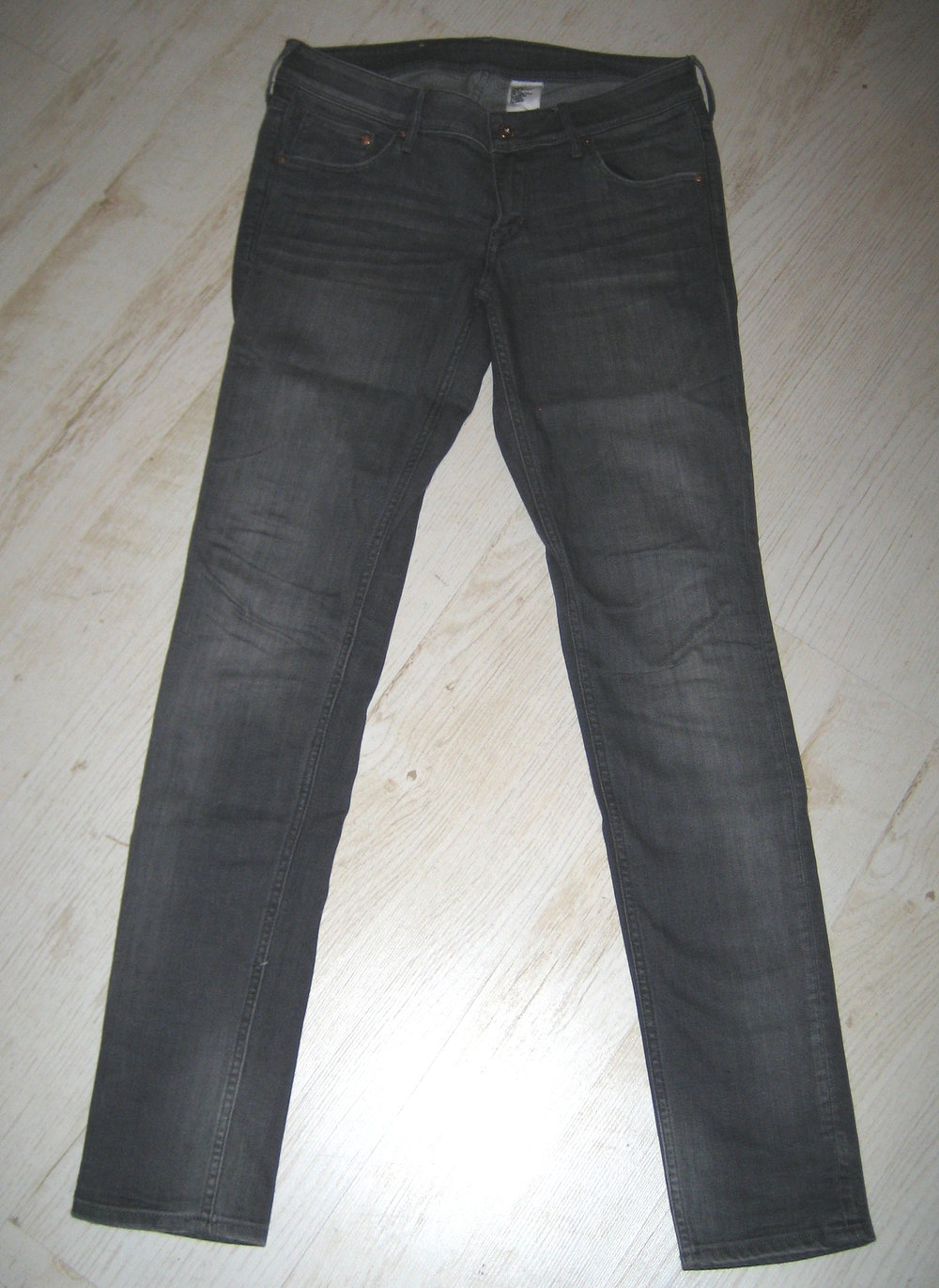Graue Skinny-Jeans 28x32