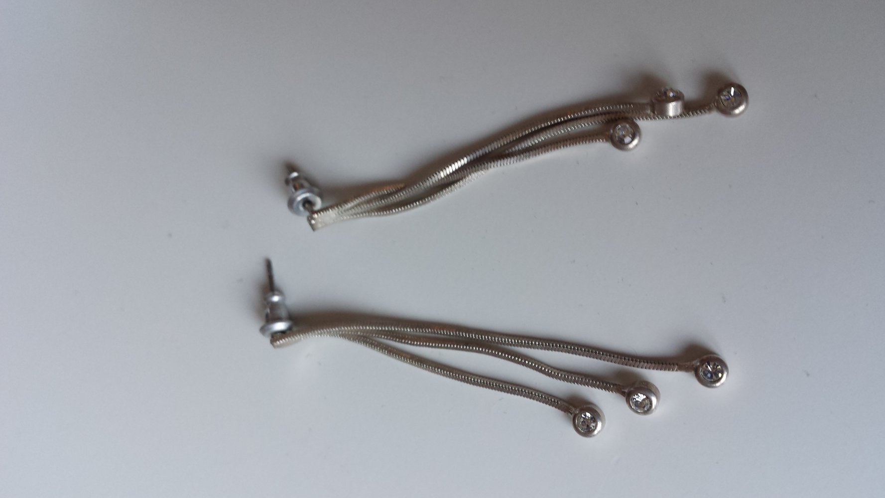 lange Ohrringe mit Strasssteinen