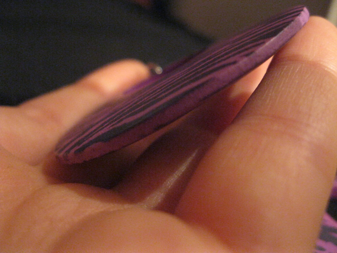 Holz Ohrringe mit Tigermuster schwarz lila 