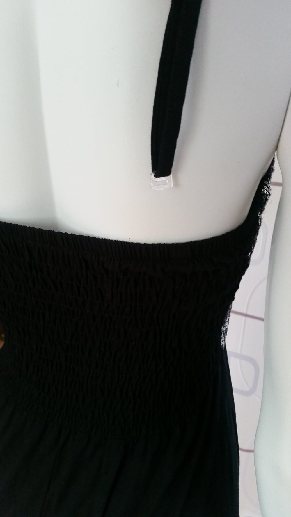 knielanges schwarzes Kleid