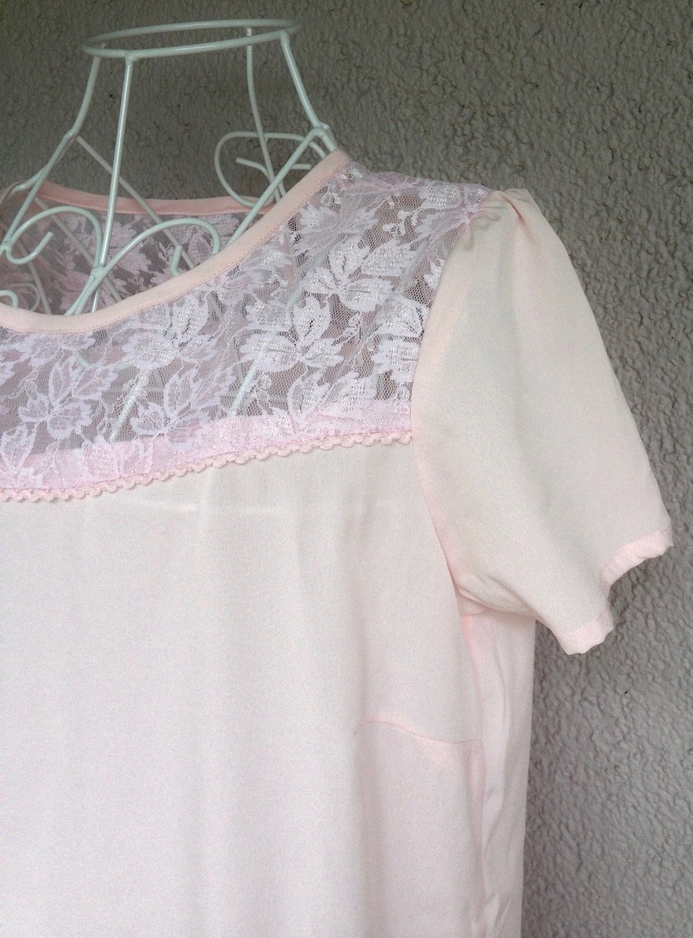 Süßes Shirt mit Spitze von Koton