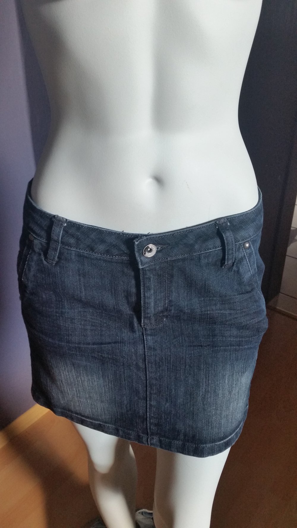 dunkler kurzer Jeansrock