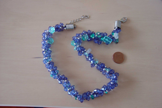 Kette aus vielen kleinen Plastikperlen, selbstgemacht DIY