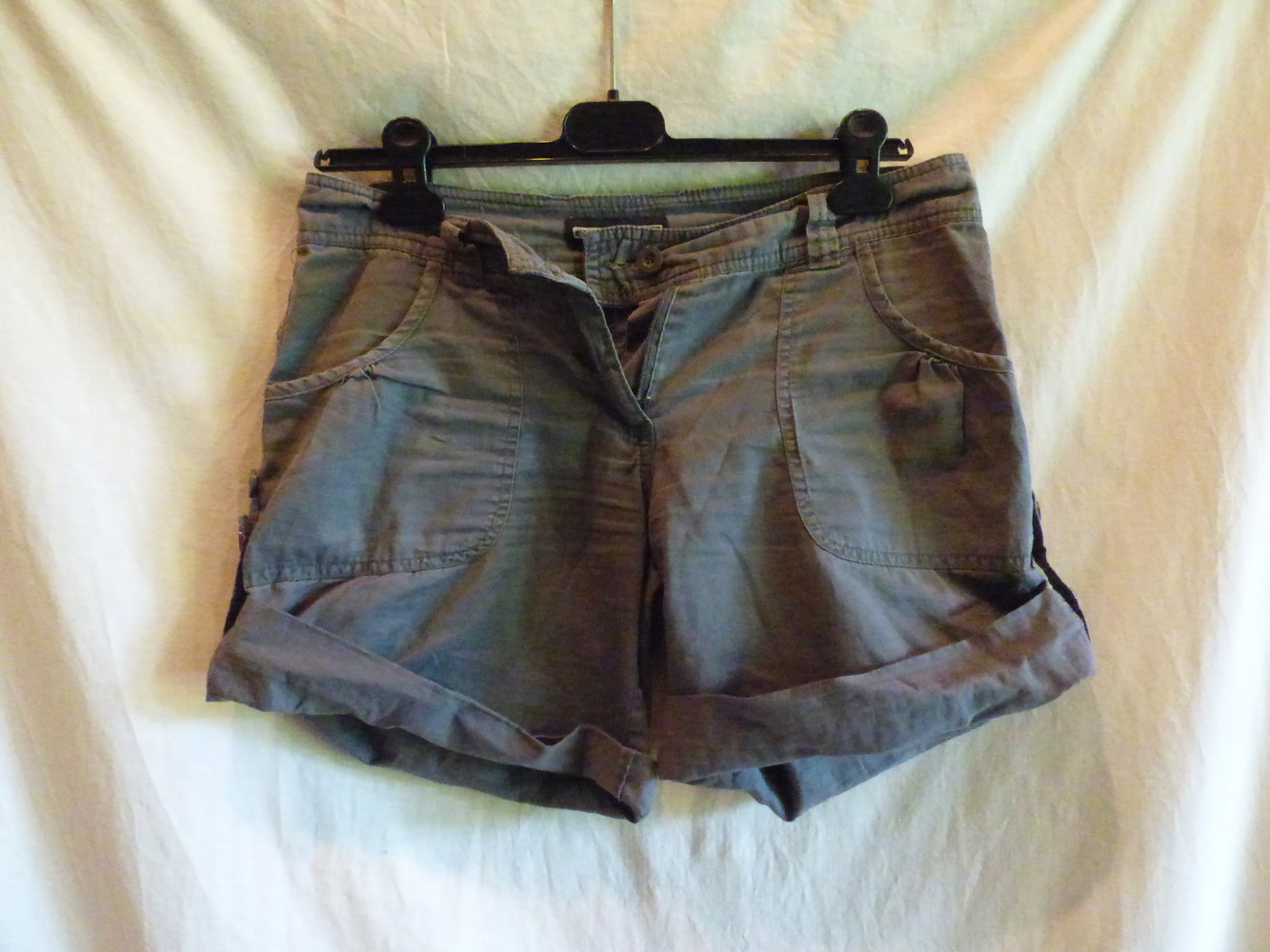 Graue Sommershorts